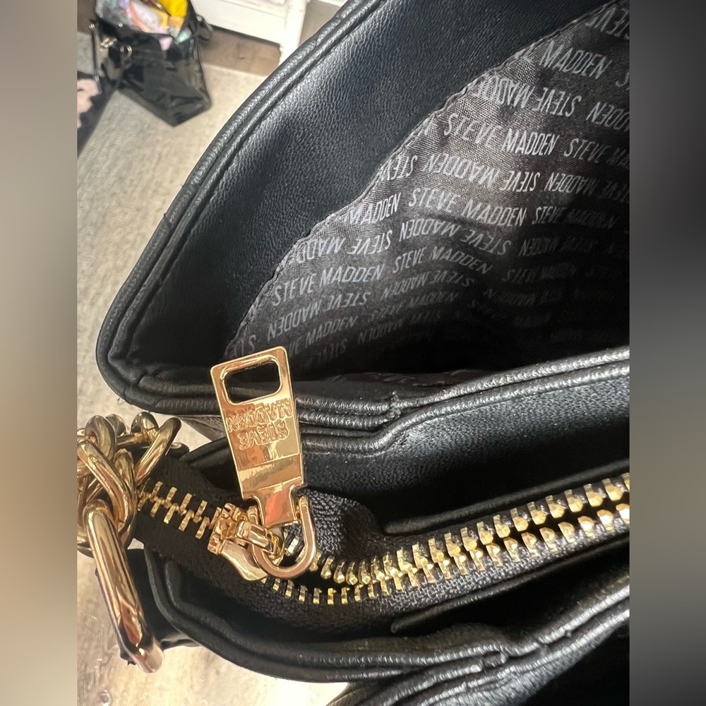 Steve Madden Black Quilted Crossbody Handbag w/ Gold Chain - Picture 8 of 14